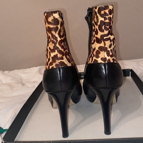 Tahari Serena Bootie size 8.5M - Picture 8 of 14